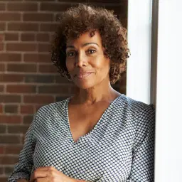 headshot of Portrait of Laurie, a mature businesswoman and Cook's Pest Control Employee